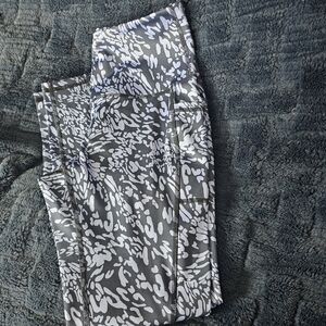 Gray & White Printed Women’s Active Leggings